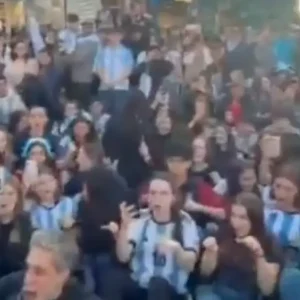 Οι Αργεντίνοι αντέγραψαν τον πανηγυρισμό των Νορβηγών κάνοντας κουπί στο δρόμο, δείτε βίντεο