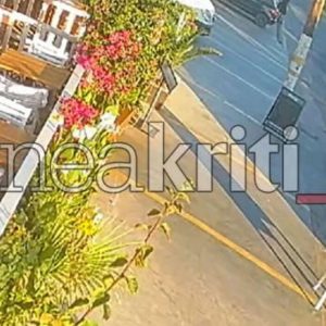 Η στιγμή που το αυτοκίνητο «πετάει» στον αέρα και πέφτει πάνω σε δέντρο και σταθμευμένα αυτοκίνητα  στην Κρήτη, δείτε βίντεο