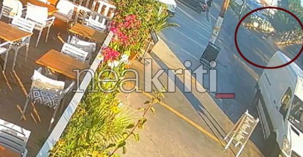 Η στιγμή που το αυτοκίνητο «πετάει» στον αέρα και πέφτει πάνω σε δέντρο και σταθμευμένα αυτοκίνητα  στην Κρήτη, δείτε βίντεο