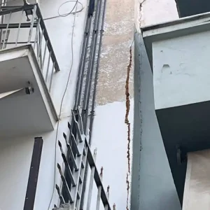 Κυψέλη: Από τον Μάρτιο ήταν γνωστό το πρόβλημα με τις ρωγμές στις πολυκατοικίες – «Ζούμε στην αβεβαιότητα» λένε οι κάτοικοι