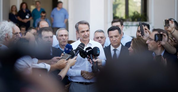 «Οι δράστες θα αντιμετωπιστούν ως εγκληματίες»: Στο Ιπποκράτειο Θεσσαλονίκης ο Μητσοτάκης, επισκέφθηκε τους τραυματίες της βομβιστικής επίθεσης