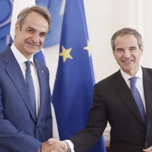 Συνάντηση Μητσοτάκη με Γκρόσι στο Μαξίμου με φόντο την υποψηφιότητα για τον ΟΗΕ