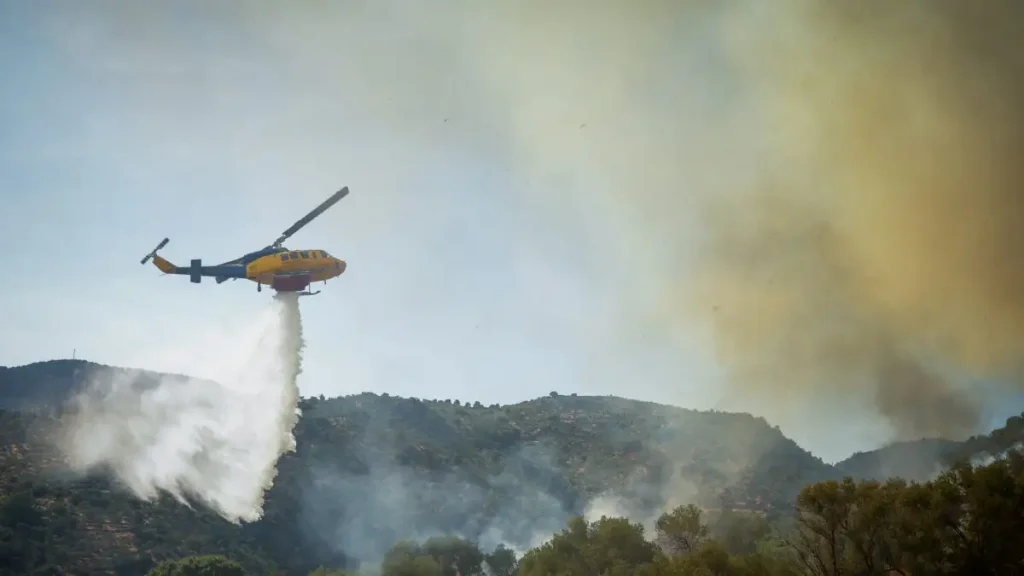 Τιτάνια μάχη με τη φωτιά στη Λέσβο: Καλύτερη εικόνα, χωρίς ενιαίο ενεργό μέτωπο - Τραυματίστηκε πυροσβέστης