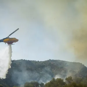 Τιτάνια μάχη με τη φωτιά στη Λέσβο: Καλύτερη εικόνα, χωρίς ενιαίο ενεργό μέτωπο - Τραυματίστηκε πυροσβέστης