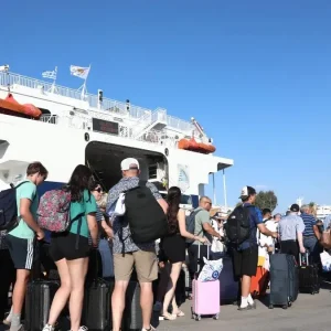 Η πρώτη μεγάλη έξοδος του καλοκαιριού: Πάνω από 101.000 επιβάτες και 243 αναχωρήσεις πλοίων το τριήμερο από Πειραιά, Ραφήνα και Λαύριο