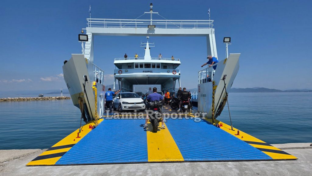 Ασφυκτικά γεμάτα φεύγουν και αυτή την Κυριακή τα καράβια από το λιμάνι της Αρκίτσας.