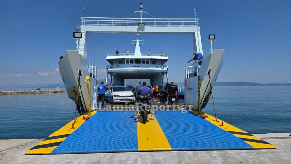 Ασφυκτικά γεμάτα φεύγουν και αυτή την Κυριακή τα καράβια από το λιμάνι της Αρκίτσας.