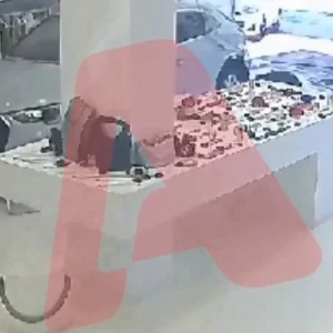 Μπέρδεψε τις ταχύτητες, πάτησε γκάζι και μπήκε μέσα σε μαγαζί στα Βριλήσσια, δείτε βίντεο