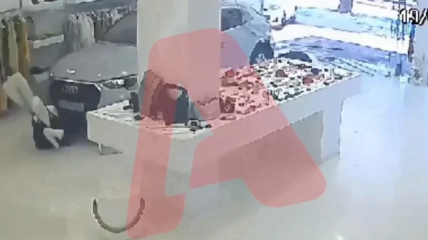 Μπέρδεψε τις ταχύτητες, πάτησε γκάζι και μπήκε μέσα σε μαγαζί στα Βριλήσσια, δείτε βίντεο