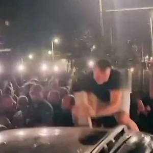 Άγρια επεισόδια μεταξύ πολιτών και Ουκρανών στρατιωτικών στο Λβιβ, νεαρός σπάει με μανία το παρμπρίζ αυτοκινήτου, βίντεο