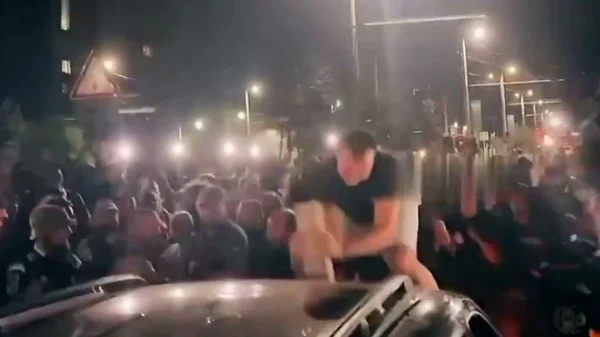 Άγρια επεισόδια μεταξύ πολιτών και Ουκρανών στρατιωτικών στο Λβιβ, νεαρός σπάει με μανία το παρμπρίζ αυτοκινήτου, βίντεο