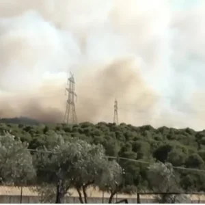 Μεγάλη φωτιά στη Μάνδρα Αττικής -Επιχειρούν 22 εναέρια μέσα, διακοπή κυκλοφορίας στην ΠΕΟ Αθηνών-Θηβών, ήχησε το 112