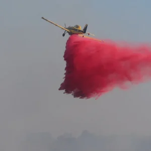 Βελτιωμένη η εικόνα της φωτιάς στη Μάνδρα Αττικής