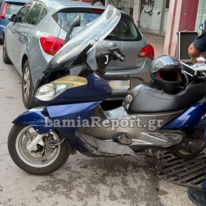 Λαμία: Παρέσυρε μηχανάκι και εγκατέλειψε το σημείο - Ευτυχώς δε χτύπησε σοβαρά ο δικυκλιστής
