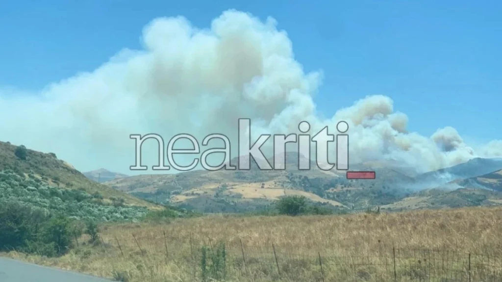 Πυρκαγιά στο Μελιδοχώρι Ηρακλείου: 112 για εκκένωση δύο περιοχών, οι ισχυροί άνεμοι αναζωπυρώνουν το μέτωπο