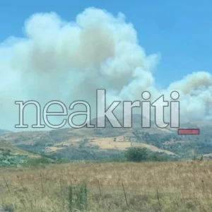 Πυρκαγιά στο Μελιδοχώρι Ηρακλείου: 112 για εκκένωση δύο περιοχών, οι ισχυροί άνεμοι αναζωπυρώνουν το μέτωπο