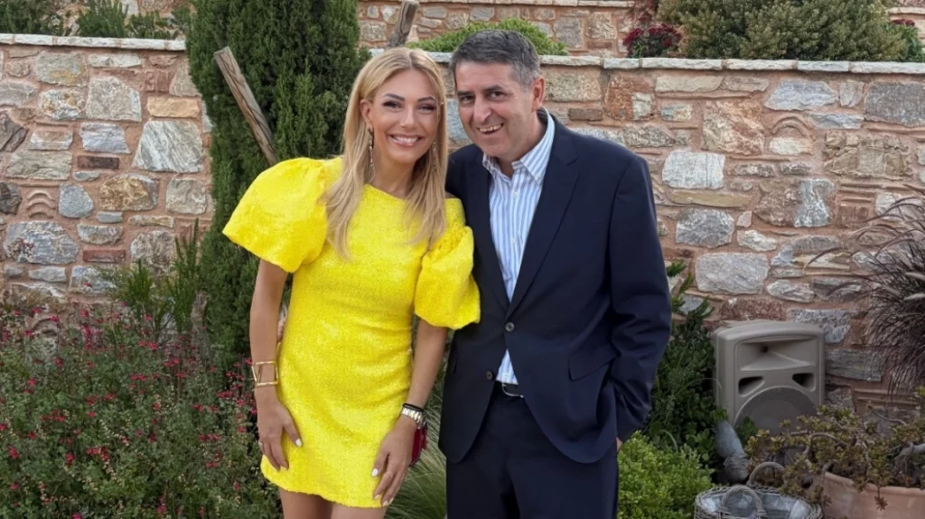 Η εμφάνιση της Τίνας Μεσσαροπούλου με τον Γιώργο Μυλωνάκη σε γάμο, δείτε φωτογραφίες