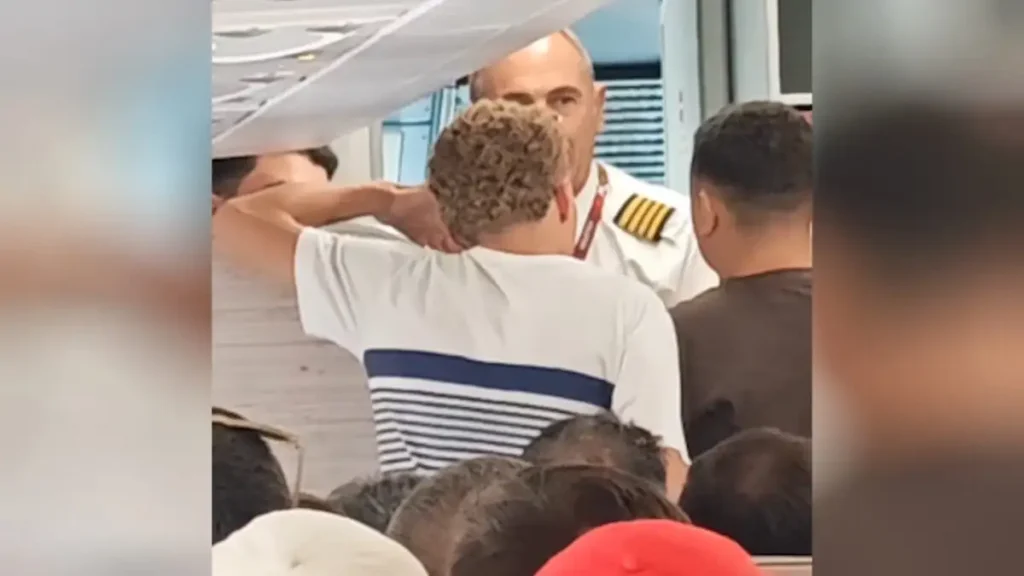 Ένταση στο αεροδρόμιο στη Μύκονο: Νεαροί καθυστέρησαν πτήση πάνω από 3 ώρες – Αστυνομικοί τους έβγαλαν από το αεροπλάνο