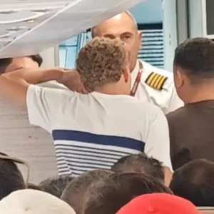 Ένταση στο αεροδρόμιο στη Μύκονο: Νεαροί καθυστέρησαν πτήση πάνω από 3 ώρες – Αστυνομικοί τους έβγαλαν από το αεροπλάνο