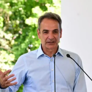 Μπηχτή Μητσοτάκη για Σαμαρά από την Εύβοια: Η ατάκα για το πώς έπεσε η κυβέρνηση της ΝΔ το 1993
