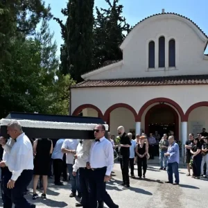 Μιχάλης Μόσιος: Πλήθος κόσμου και συγκίνηση στην κηδεία του αγαπημένου «Ταμτάκου»
