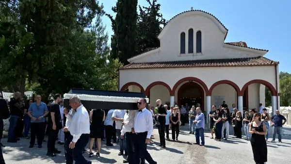 Μιχάλης Μόσιος: Πλήθος κόσμου και συγκίνηση στην κηδεία του αγαπημένου «Ταμτάκου»