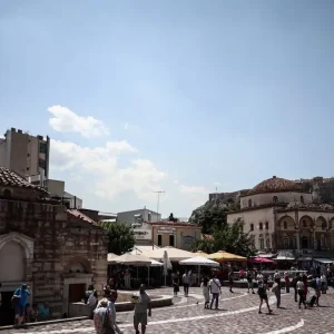 Συναγερμός στο Μοναστηράκι: Εντοπίστηκε ύποπτη βαλίτσα, έκλεισαν τρεις δρόμοι