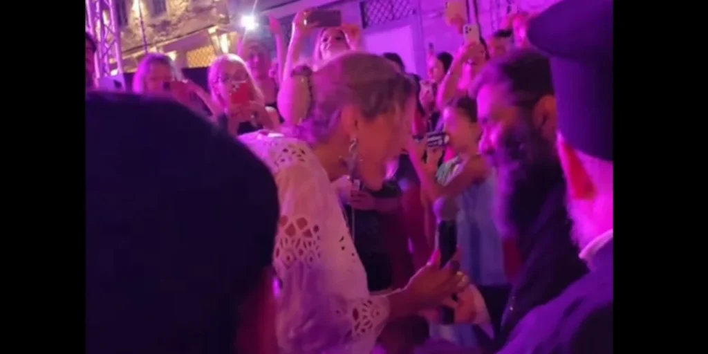 Απρόσμενο ντουέτο: Η Νατάσσα Μποφίλιου έδωσε το μικρόφωνο σε ιερέα και τραγούδησαν μαζί σε συναυλία της (Βίντεο)