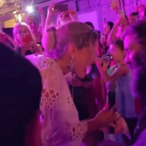 Απρόσμενο ντουέτο: Η Νατάσσα Μποφίλιου έδωσε το μικρόφωνο σε ιερέα και τραγούδησαν μαζί σε συναυλία της (Βίντεο)