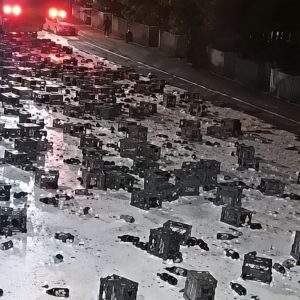 Απίστευτο ατύχημα: 2.000 κιβώτια μπύρας πλημμύρισαν αυτοκινητόδρομο μετά από ανατροπή φορτηγού (ΒΙΝΤΕΟ)
