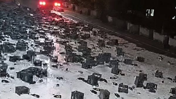 Απίστευτο ατύχημα: 2.000 κιβώτια μπύρας πλημμύρισαν αυτοκινητόδρομο μετά από ανατροπή φορτηγού (ΒΙΝΤΕΟ)