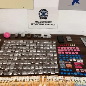 Χειροπέδες σε 30χρονο που είχε στήσει «σούπερ μάρκετ» ναρκωτικών στη Μύκονο – Κατασχέθηκαν κοκαΐνη, κάνναβη, κεταμίνη και μανιτάρια
