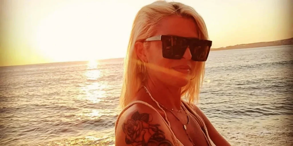 Οι κάμερες «έπιασαν» τη διασώστρια να πηγαίνει με μαχαίρι στο σπίτι του ζευγαριού στη Σύρο - Τα αναπάντητα ερωτήματα και η καταδίωξη του θανάτου