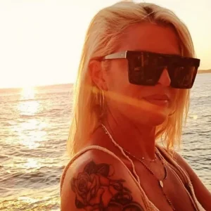 Οι κάμερες «έπιασαν» τη διασώστρια να πηγαίνει με μαχαίρι στο σπίτι του ζευγαριού στη Σύρο - Τα αναπάντητα ερωτήματα και η καταδίωξη του θανάτου