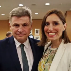 Νικόλας Φαραντούρης: Η απάντηση στα δημοσιεύματα για την απόσπαση της συζύγου του στην ελληνική αντιπροσωπεία της ΕΕ – «Έγινε νόμιμα»