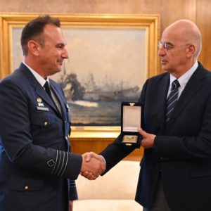 Νίκος Δένδιας: Συναντήθηκε με τον πιλότο που έκανε την αναγκαστική προσγείωση του F16 στην Ζάκυνθο