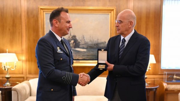 Νίκος Δένδιας: Συναντήθηκε με τον πιλότο που έκανε την αναγκαστική προσγείωση του F16 στην Ζάκυνθο