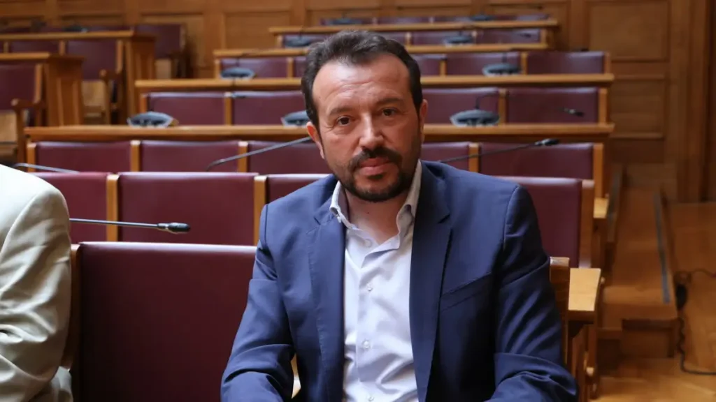 Νίκος Παππάς προς τους αποχωρούντες: «Οι έδρες δεν είναι προσωπική περιουσία»