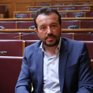 Νίκος Παππάς προς τους αποχωρούντες: «Οι έδρες δεν είναι προσωπική περιουσία»