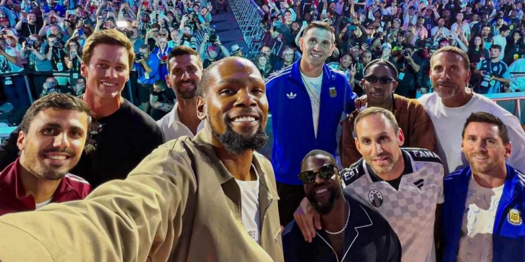 Η selfie της χρονιάς: Μέσι, Τζόκοβιτς, Ντουράντ και λάμψη από celebrities - Το χαστούκι του Μπρέιντι σε παίκτη του WWE