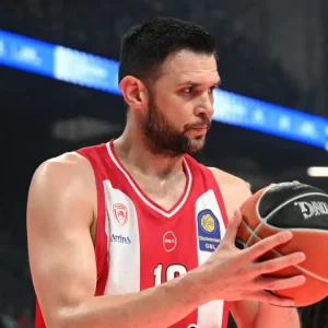 Ολυμπιακός και Παπανικολάου έδωσαν τα χέρια για νέο συμβόλαιο μέχρι το 2028