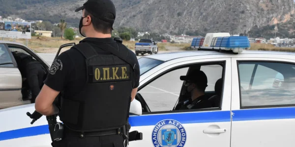 Άργος: Δύο τραύματα στο κεφάλι από θραύσματα βολίδων φέρει ο 20χρονος από την καταδίωξη -Εντοπίστηκαν 13 κάλυκες στο σημείο