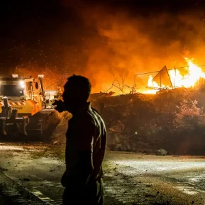 Εφιαλτική νύχτα στο Ωραιόκαστρο - Στις φλόγες εργοστάσια και σπίτια - Εκκενώθηκε Ίδρυμα Χρόνιων Παθήσεων - Μια σύλληψη για την καταστροφική πυρκαγιά