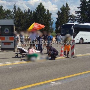 Αυτοκίνητο παρέσυρε γυναίκα μπροστά στο άγαλμα του Λεωνίδα στις Θερμοπύλες - Δείτε εικόνες