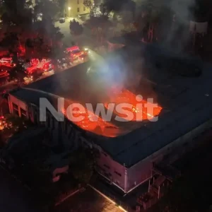 Πάρκο Γουδή: Περιορίστηκε η μεγάλη φωτιά στο παλιό κτίριο του θεάτρου Badminton