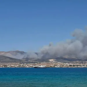 Ενισχύθηκαν οι δυνάμεις στη φωτιά της Πάρου: Σηκώθηκαν 12 εναέρια, 112 για εκκενώσεις 4 περιοχών