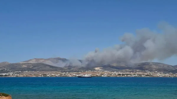 Ενισχύθηκαν οι δυνάμεις στη φωτιά της Πάρου: Σηκώθηκαν 12 εναέρια, 112 για εκκενώσεις 4 περιοχών