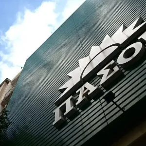 ΠΑΣΟΚ κατά Αλέξη Τσίπρα: «Rebranding αγκαλιά με τα συμφέροντα» – Νέα σύγκρουση για τη χρηματοδότηση της ΕΛΑΣ