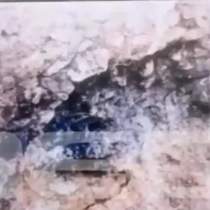 Πετράλωνα: Φωτογραφία ντοκουμέντο με την διάβρωση στο έδαφος – Τα μηνύματα κινδύνου κατάρρευσης του ενός πολιτικού μηχανικού στον άλλον