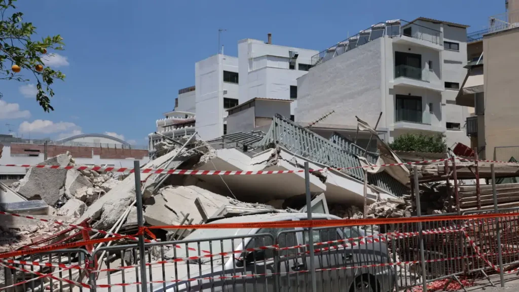 Πετράλωνα: Συνεχίζονται οι έλεγχοι για την κατάρρευση της πολυκατοικίας – Εκκενώθηκε προληπτικά το διπλανό κτίριο